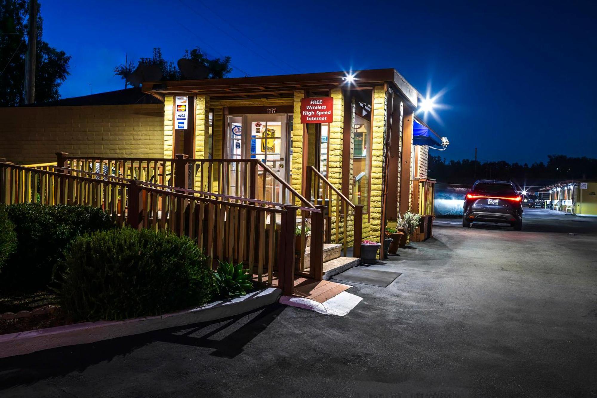 Hitching Post Studios Inn Санта-Крус Экстерьер фото